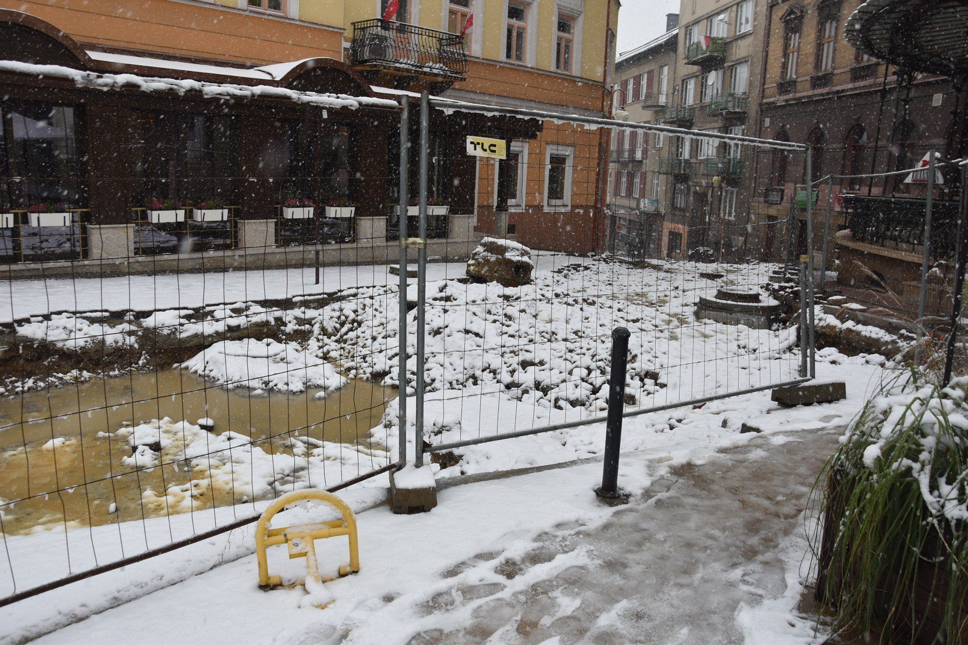 Na rozkopanej ulicy Batorego w piątek nie działo się nic. Remont wypadł akurat na czas jesienno-zimowy, kiedy warunki do prowadzenia prac brukarskich nie są sprzyjające