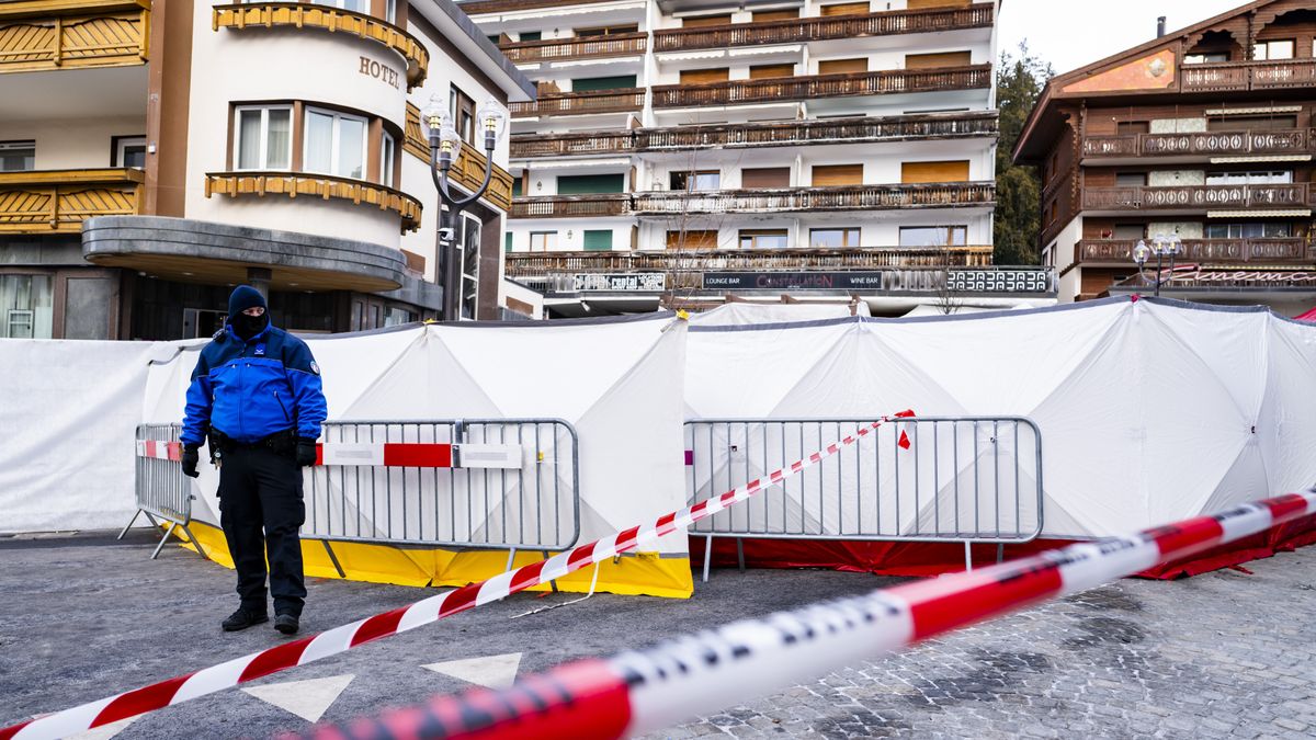 A police officer stands at the area where an unidentified origin fire broke out at the 'Le Constellation' bar and lounge leaving people dead and injured, during New Year's celebration, in Crans-Montana, Switzerland, 02 January 2026. According to the police, several dozen people lost their lives in the fire that devastated the bar 'Le Constellation' on New Year's Eve in the Swiss Alps resort of Crans-Montana. Around one hundred people were also reported injured. EPA/JEAN-CHRISTOPHE BOTT Dostawca: PAP/EPA.