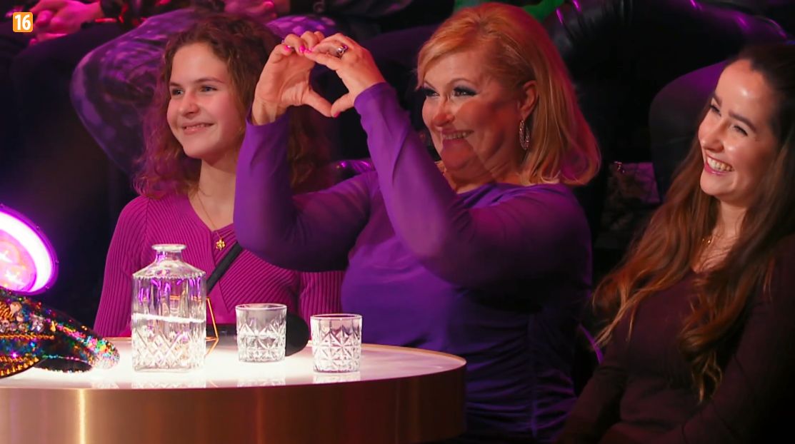 Katarzyna Skrzynecka z córkami oklaskują występ Łopuckiego "in drag"
