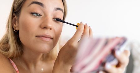 Nie kruszą się i nie rozmazują. Oto najlepsze tusze do rzęs na jesień
