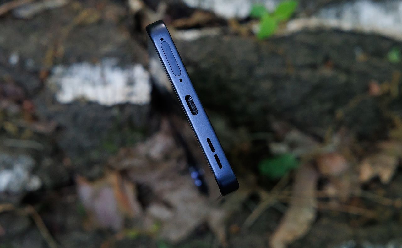 Po lewej OPPO Reno13 FS 5G, po prawej OPPO Reno13 Pro 5G.