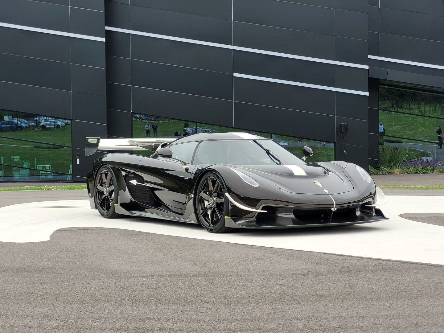 Jesko przed siedzibą Koenigsegga