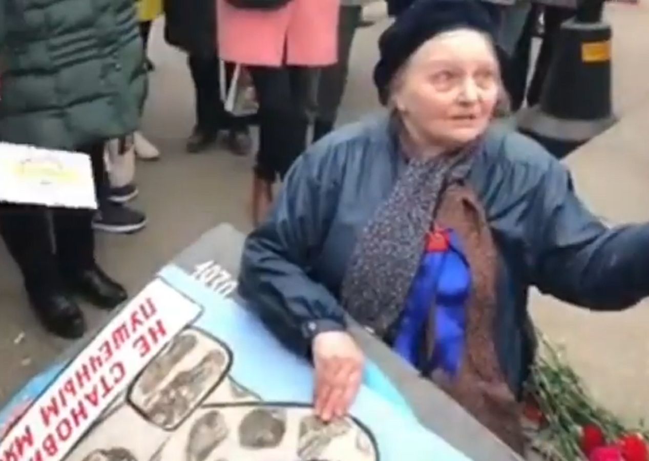 77-letnia Rosjanka stworzyła antywojenne plakaty. Oto co ją spotkało