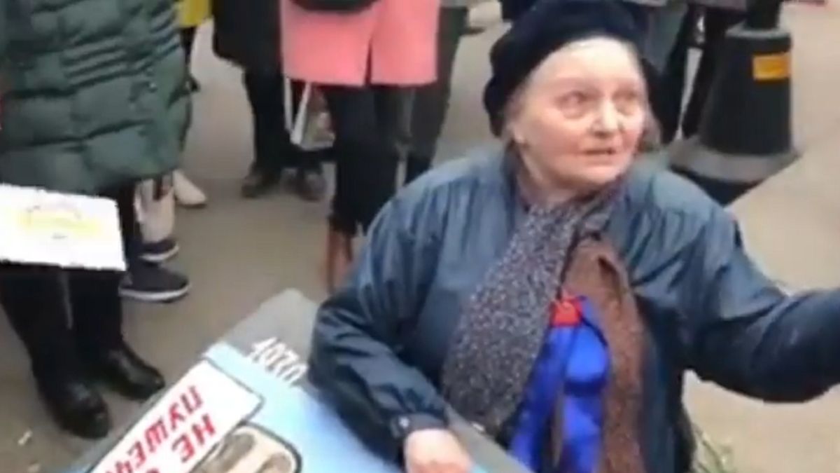 Jelena Osipowa własnoręcznie stworzyła antywojenne plakaty.