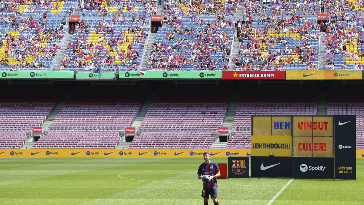 BARCELONA, SPAIN - AUGUST 05: Robert Lewandowski poses for the media as he is presented as a FC Barcelona player at Camp Nou on August 05, 2022 in Barcelona, Spain. (Photo by Eric Alonso/Getty Images)