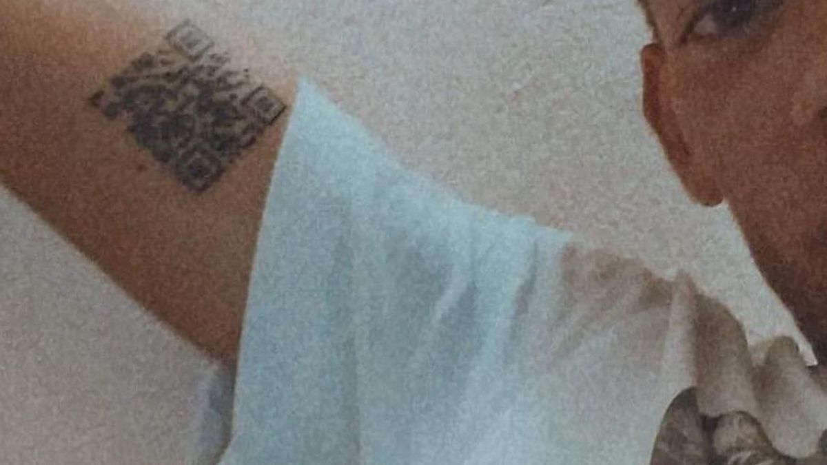 Andrea Colonnetta wytatuował sobie na ręku certyfikat covidowy