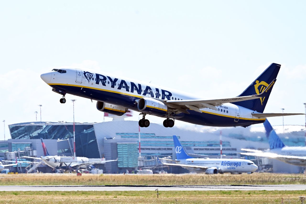 Horror na pokładzie Ryanair. Pasażer ciężko ranny. "Został wyssany"