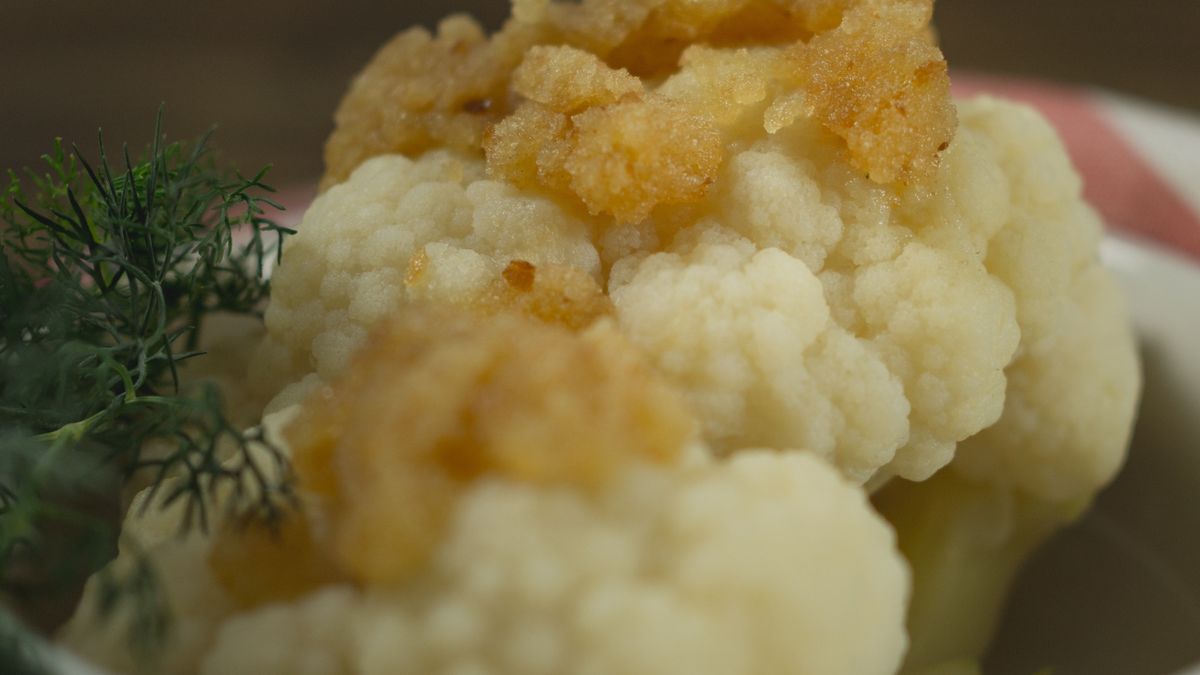 Kalafior z bułką tartą to klasyk - sprawdź, jak podkręcić smak