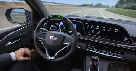 38-calowy, zakrzywiony OLED w samochodzie. To wnętrze robi wrażenie