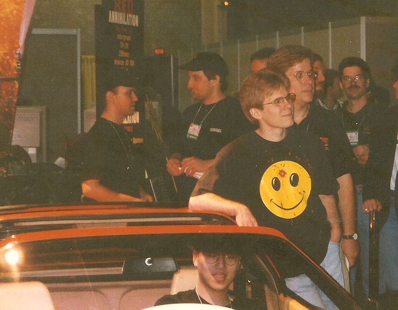 Tresh w zdobytym ferrari, o które opiera się John Carmack