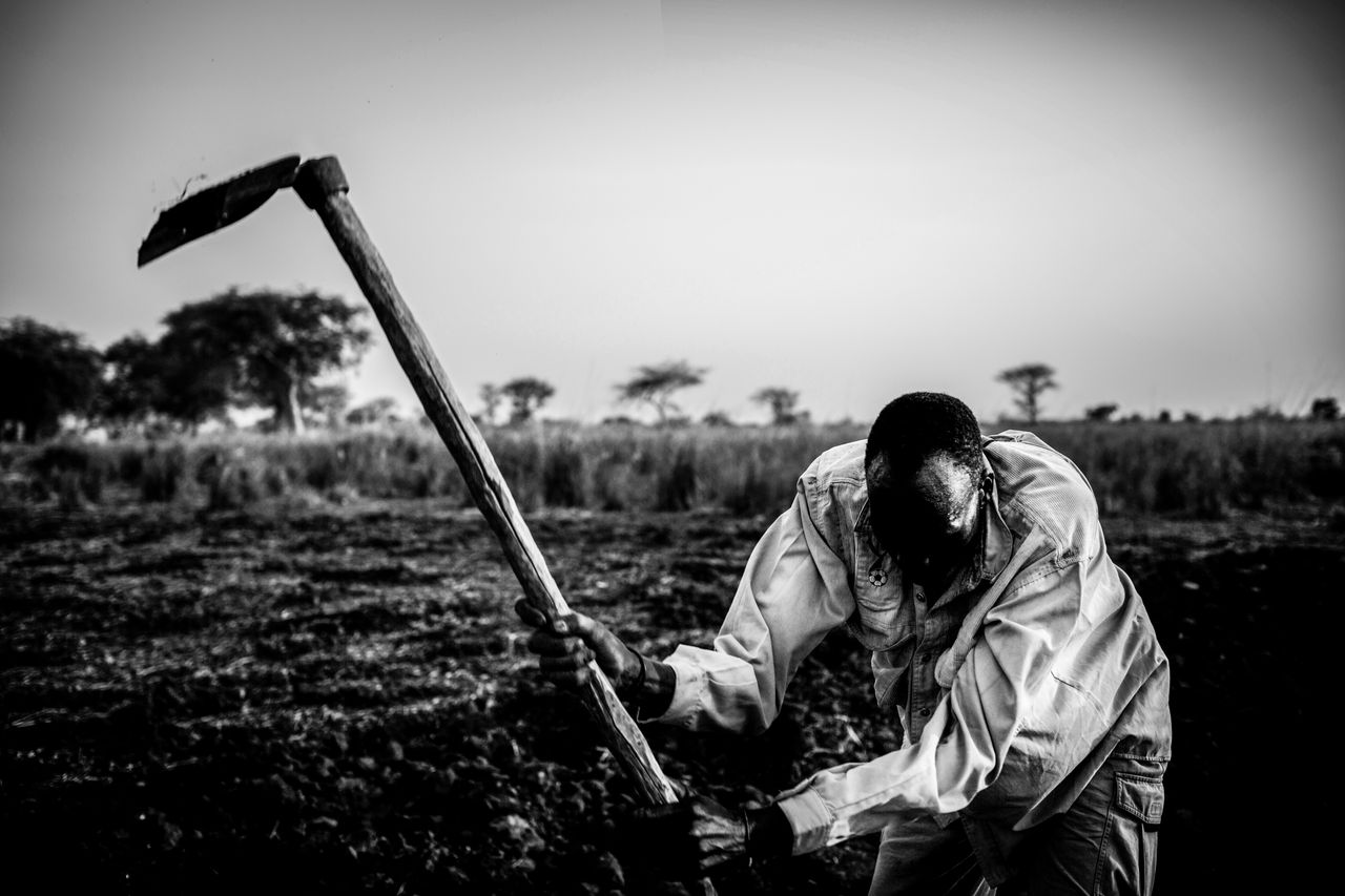 Prezentowane na wystawie zdjęcia zostały zrobione w lutym 2013 podczas udzielania przez Polską Akcję Humanitarną pomocy natychmiastowej w stanie Jonglei. Tomasz Woźny, autor reportażu, tak opisuje to doświadczenie: „Jadąc do Sudanu Południowego obawiałem problemów w realizacji materiału. Zwykle w miejscach dotkniętych katastrofami lub konfliktami zbrojnymi miejscowa ludność odnosi się co najmniej nieufnie do zachodnich dziennikarzy".