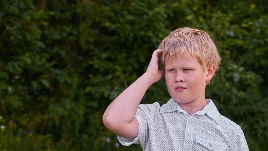 Tiki nerwowe u dzieci to na przykład niekontrolowane głaskanie włosów, nagłe zatrzymywanie się w ruchu