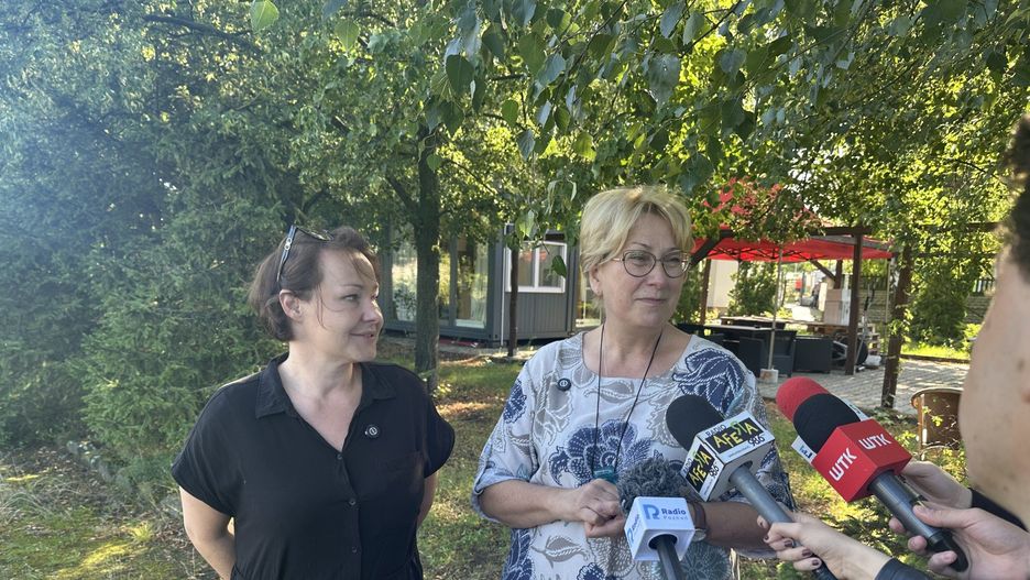 Anna Michalak i Weronika Korzeniowska przy schronisku dla bezdomnych ul. Krańcowa 10 w Poznaniu