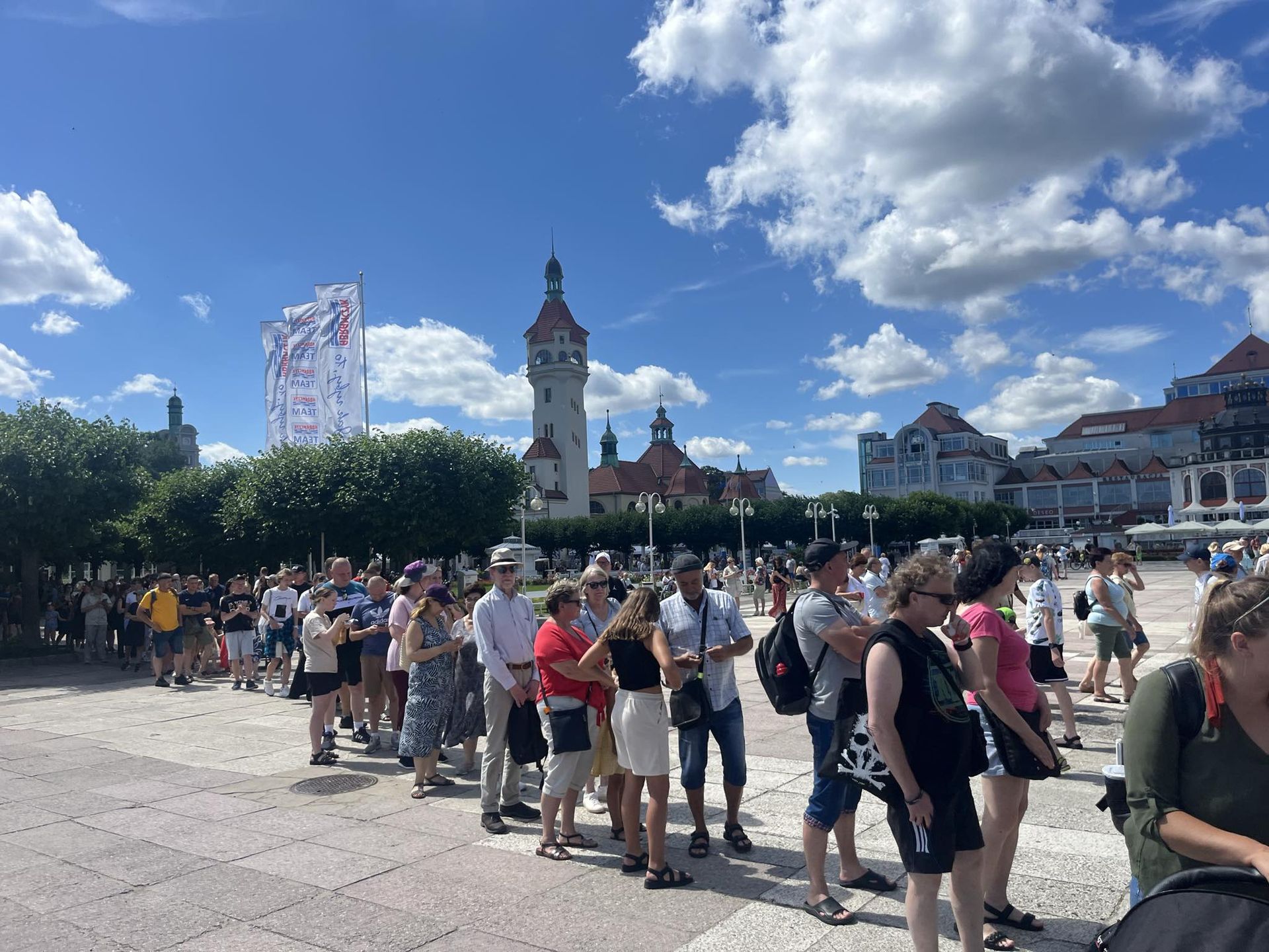 Tłumy czekały przed kasami molo w środę 17 lipca br.