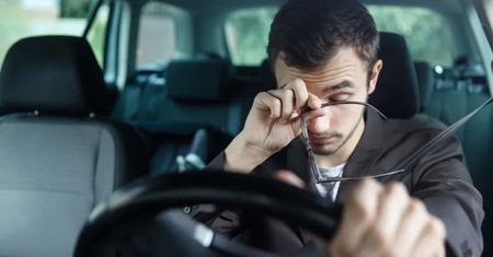 Masz za długo zamknięte oczy? System wykryje, że śpisz i zatrzyma auto