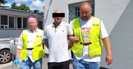 Pijany kierowca nie miał prawa jazdy, potrącił pieszą i zderzył się czołowo