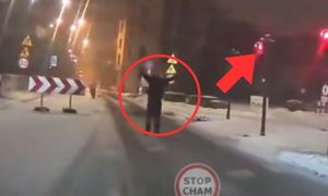 Sceny w Łodzi. Obrażał kierowcę. Tylko spójrzcie na światło