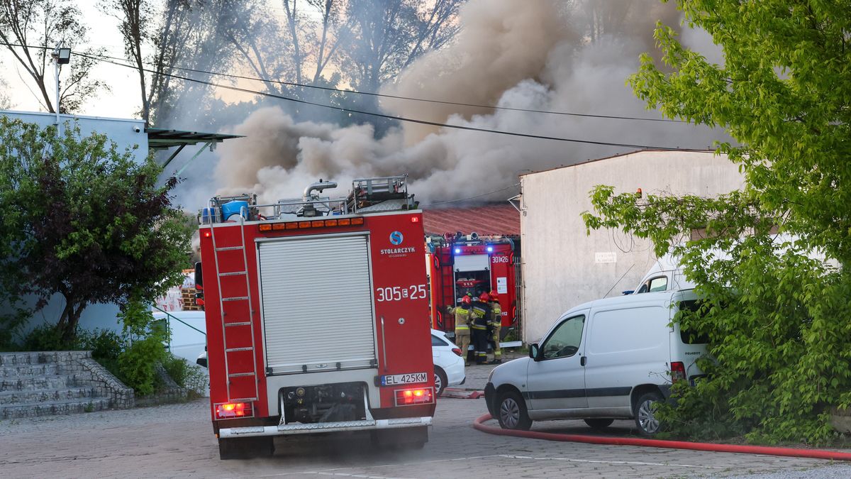 po�ar
Zubrzycki Marian
gaszenie, hala magazynowa, po�ar, stra� po�arna, wybuch gazu