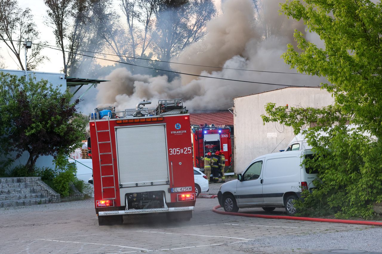 Pożar w Łodzi. Na miejscu 14 zastępów, dym widać z daleka