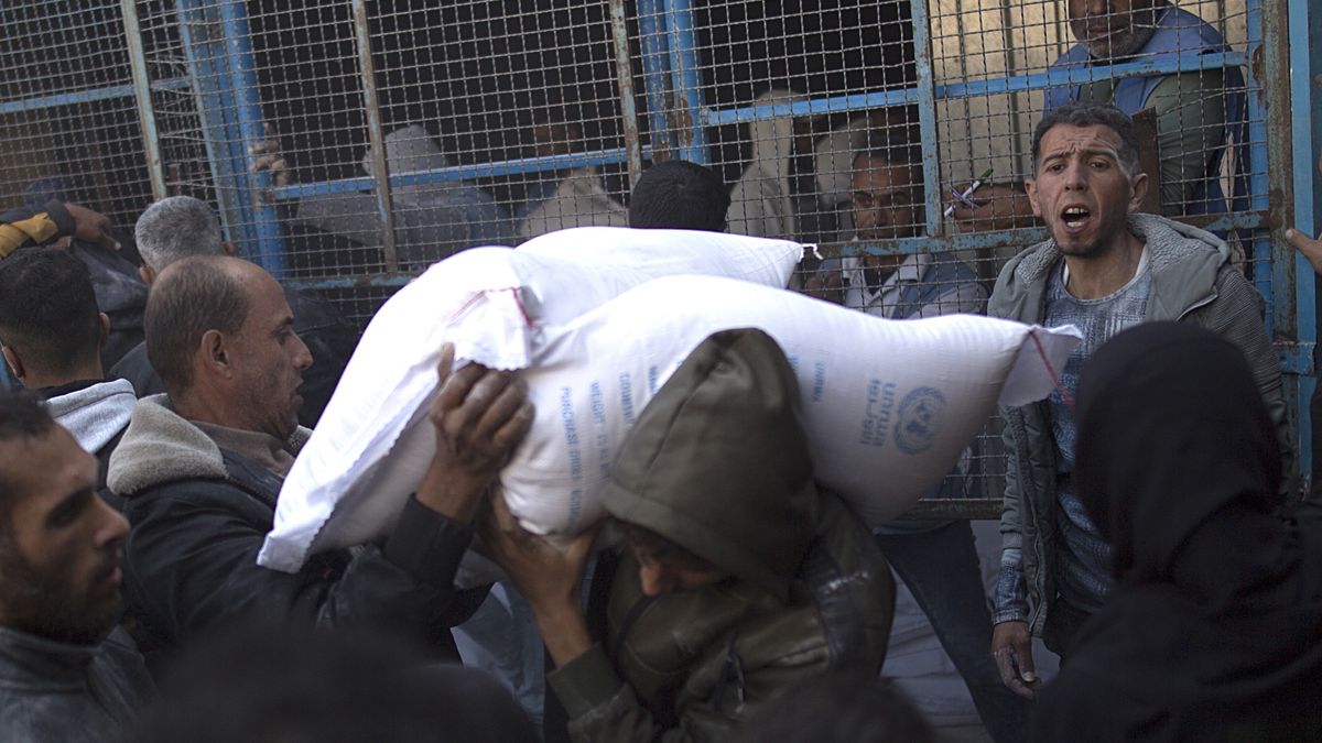epaselect epa11003234 A man carries sacks of flour as Palestinians gather in front of United Nations Relief and Works Agency (UNRWA) distribution center to get flour after humanitarian aid was delivered to the Strip during a temporary truce between Hamas and Israel, in Khan Yunis, southern Gaza Strip, 30 November 2023. According to UNRWA, on 29 November, 'more than 70 per cent of people in the Gaza Strip have been displaced by the war. More than one million people are now in UNRWA shelters, including nearly 100,000 people in 50 shelters in the north'. The four-day ceasefire originally agreed upon by Israel and Hamas on 24 November, was extended by 24 hours on 30 November, while more talks are to continue for a possible further extension. EPA/HAITHAM IMAD Dostawca: PAP/EPA.