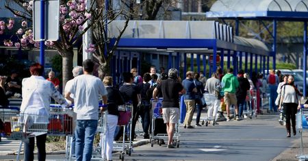 Kobiecie z 4-letnim dzieckiem nie pozwolono wejść do sklepu. Bulwersująca postawa kierowniczki