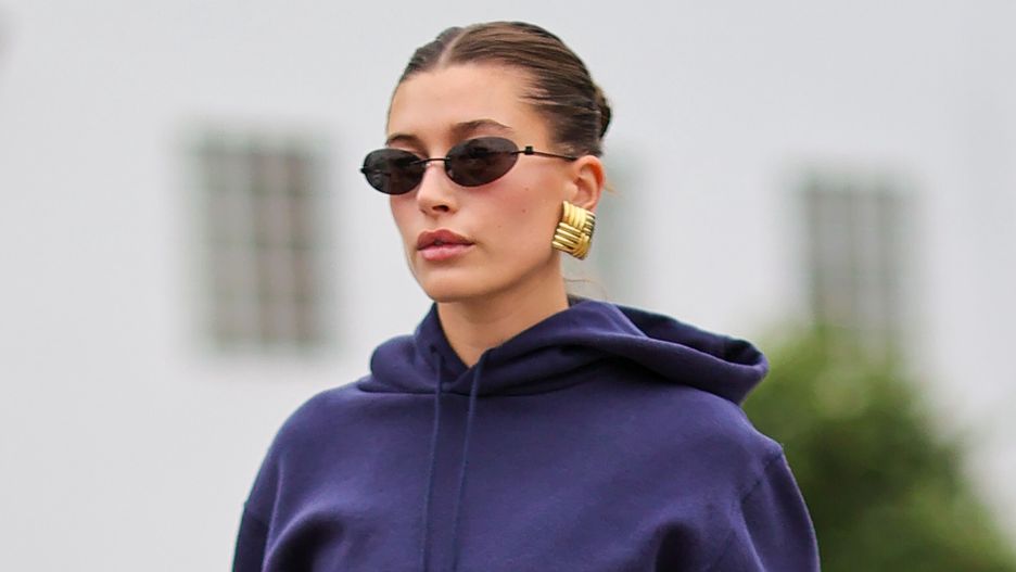 Hailey Bieber lansuje ciasne i mocne wiązania włosów 