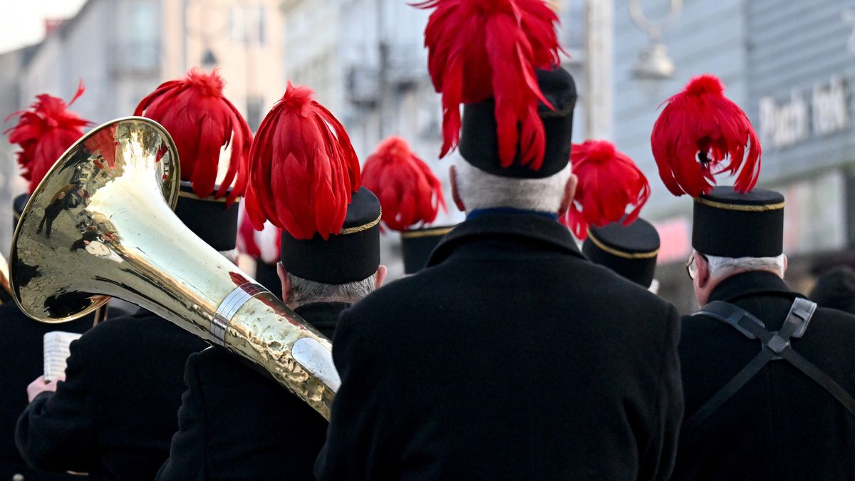 Kielce, 04.12.2025. Orkiestra Górnicza Tarnobrzeskiego Domu Kultury prowadzi uroczysty pochód górniczy ulicami Kielc w dniu patronki górników św. Barbary, 4 bm. Organizatorem pochodu, nawiązującego do kilkusetletnich tradycji górnictwa skalnego Kielecczyzny, jest Zarząd Oddziału Kielce Stowarzyszenia Inżynierów i Techników Górnictwa. (ad) PAP/Piotr Polak