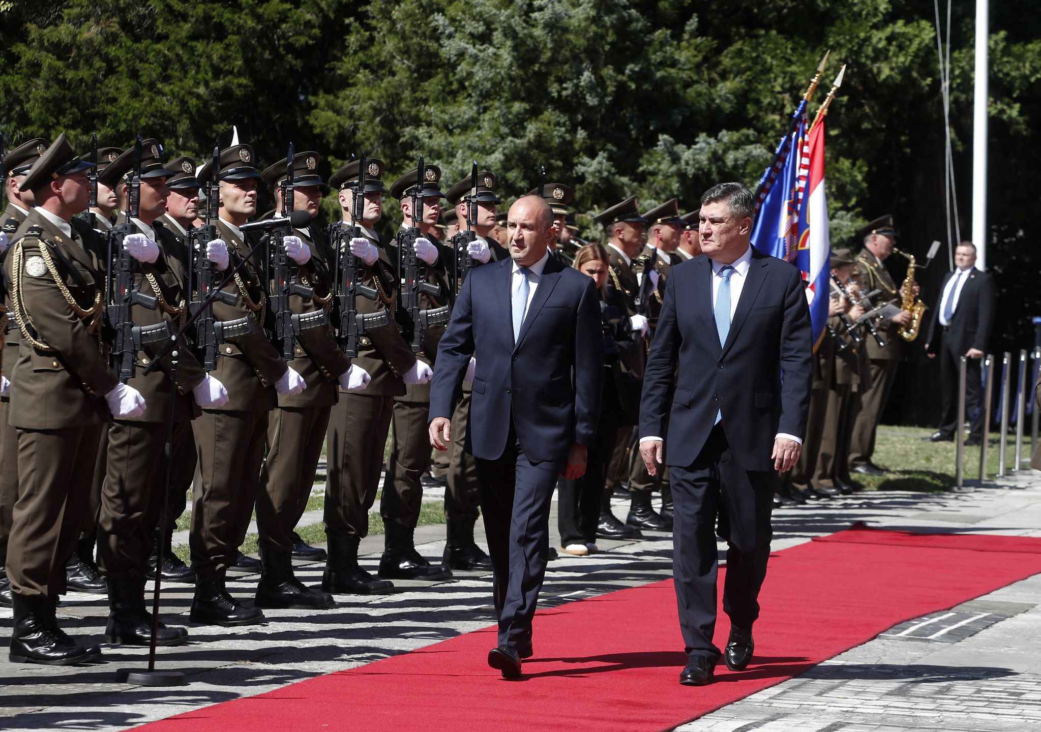 Bulgarian President Rumen Radev visits Croatia
epa12237194 Croatian President Zoran Milanovic (R) and Bulgarian President Rumen Radev (L) inspect the honour guard during their visit to Zagreb, Croatia, 14 July 2025.  EPA/ANTONIO BAT 
Dostawca: PAP/EPA.
ANTONIO BAT
flags, diplomacy, visit