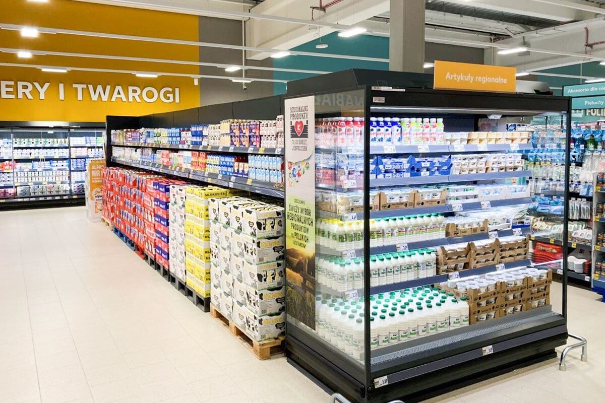Kaufland w Krasnymstawie - lodówka i regały z nabiałem