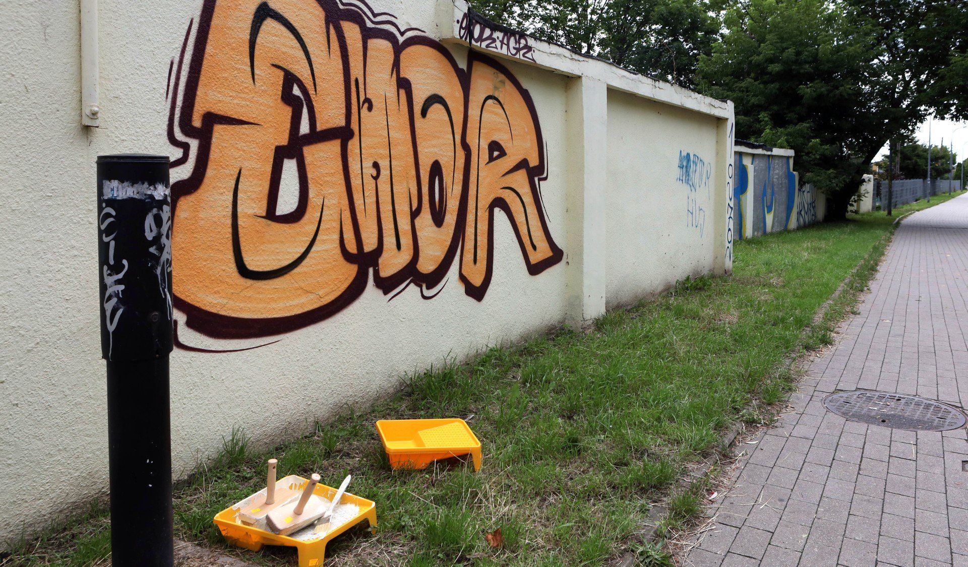 Nielegalne graffiti na ul. Kruszelnickiego w Grudziądzu