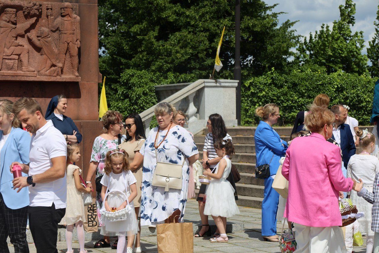 Wielka procesja ruszyła spod katedry. Ulice Gniezna zamieniły się w kwietny dywan!