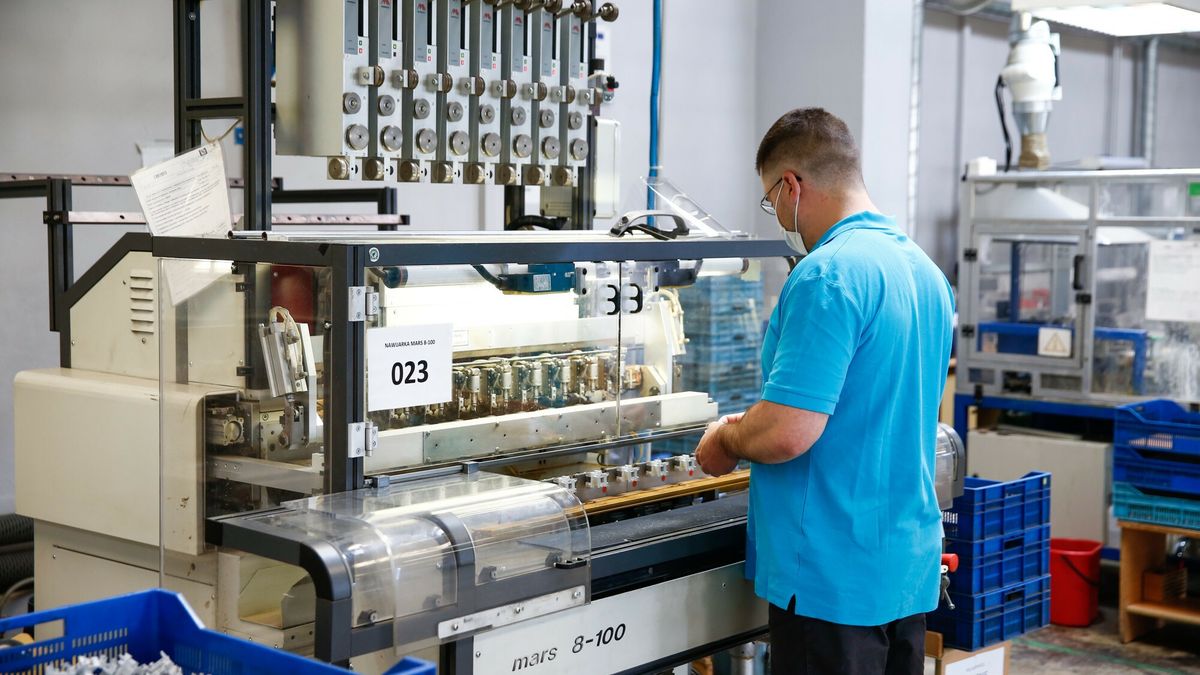 Zak?ady Elsit w Gliwicach
Fot. Tomasz Kawka/East News Gliwice 22.05.2020  Przedsiebiorstwo Elsit w Gliwicach zajmuje sie produkcja podzespolow indukcyjnych, a takze szerokiej gamy elementow elektronicznych.
Tomasz Kawka