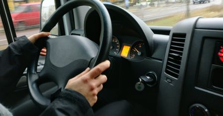 Kierowca "wpadł w szał". Pasażer z Warszawy trafił do szpitala