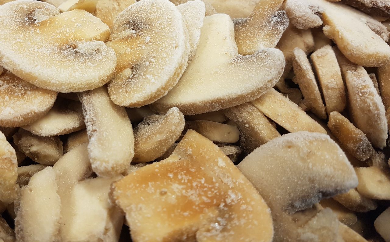 Zrób tak, zanim zamrozisz pieczarki. Będą jędrne i zachowają smak