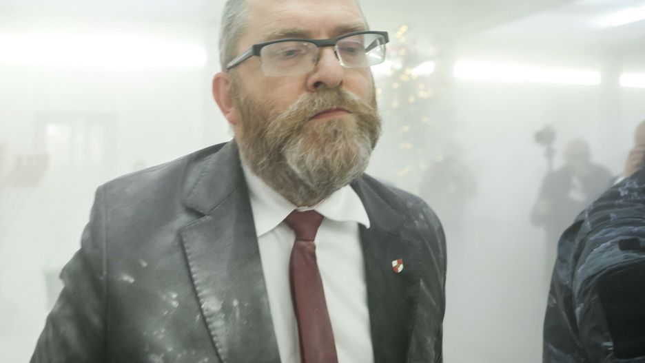 Pose? Grzegorz Braun zgasi? ga?nic? ?wiece chanukowe12.12.2023 Warszawa posiedzenie Sejmu X kadencji, Fot. Tomasz Jastrzebowski/REPORTER
N/z: Grzegorz BraunTomasz Jastrzebowski/REPORTER