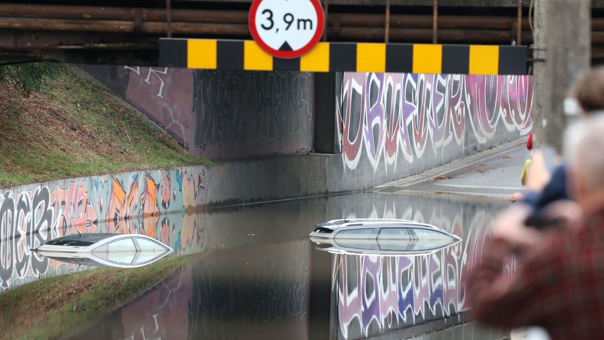 Skutki silnych ulew w WarszawieFot. Wojciech Olkusnik/East News, Warszawa, 20.08.2024. Nocna ulewa w Warszawie spowodowala lokalne podtopienia. Wystepuja utrudnienia w kursowaniu komunikacji miejskiej. N/z zatopione samochody pod wiaduktem nad ulica Cierlicka w Ursusie.Wojciech Olkusnik