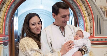 Wstydzi się nieślubnej córki? Pokazuje tylko młodszą