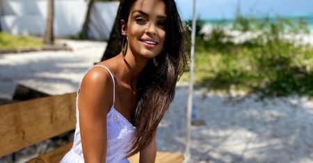 Mocna opalenizna i białe bikini. Klaudia El Dursi zachwyciła