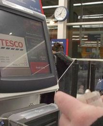 Wojna Tesco z Unilever. Produkty znikają z półek, a wszystkiemu winny słaby funt