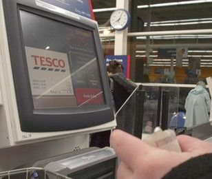 Wojna Tesco z Unilever. Produkty znikają z półek, a wszystkiemu winny słaby funt