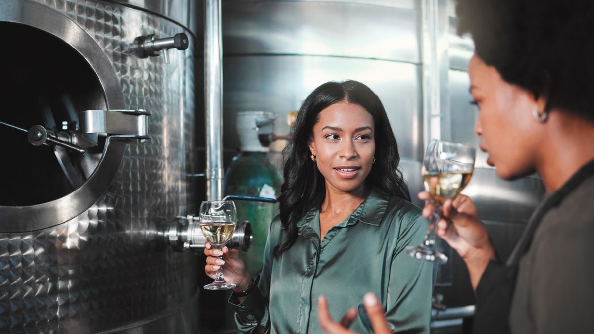 Destylacja to proces chemiczny, który polega na rozdzieleniu ciekłej mieszaniny wieloskładnikowej poprzez odparowanie, a później skroplenie wszystkich jej składników.