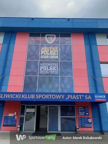 Gdyby ktoś zapomniał o sukcesach Piasta w ostatnich latach, to wielki napis nad wejściem na stadion nie zostawia wątpliwości.