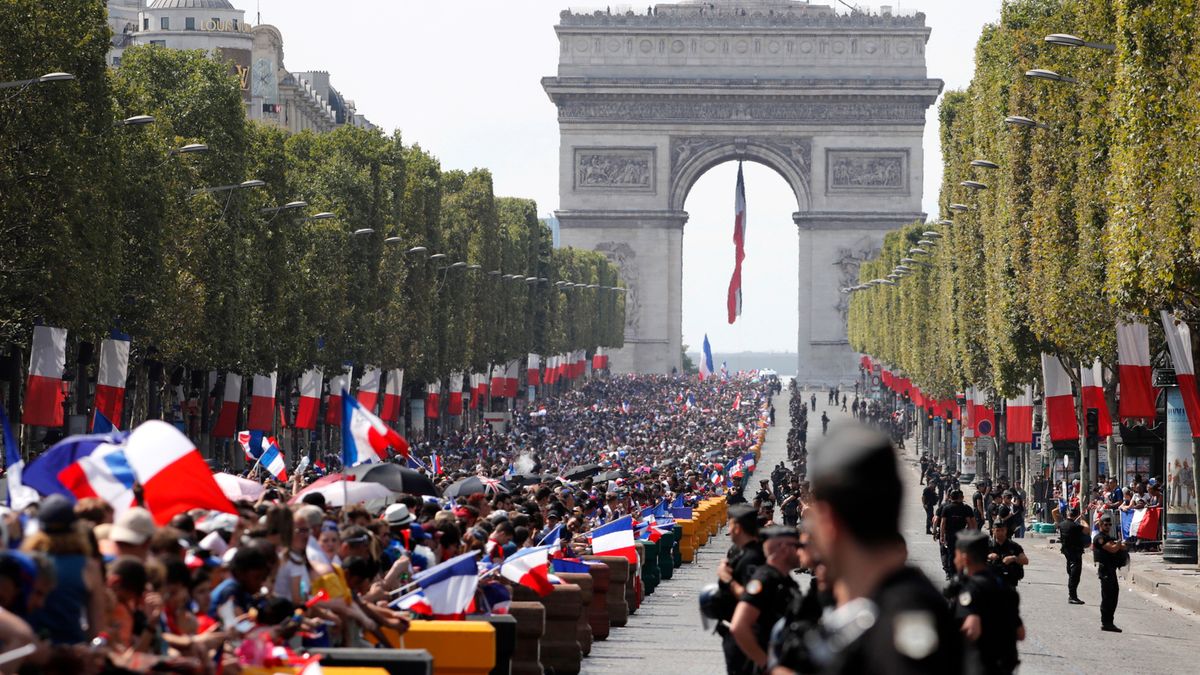 Tłumy kibiców witające mistrzów świata w Paryżu