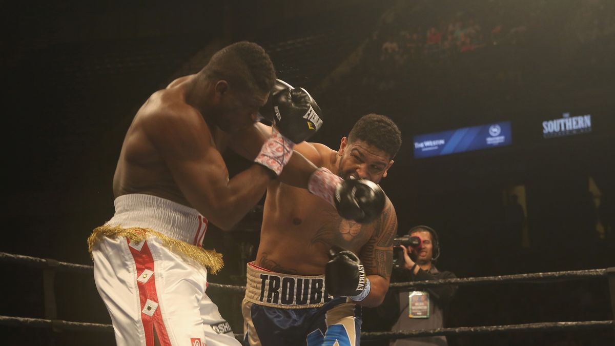 Dominic Breazeale (z prawej) w walce z Izu Ugonohem