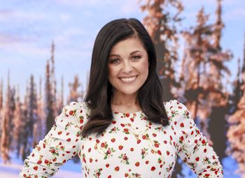 Postawiła na wiosenną sukienkę. Ten wzór robi całą robotę