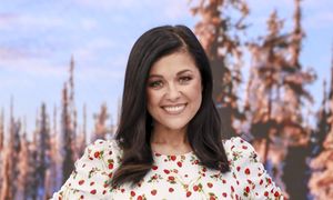 Postawiła na wiosenną sukienkę. Ten wzór robi całą robotę