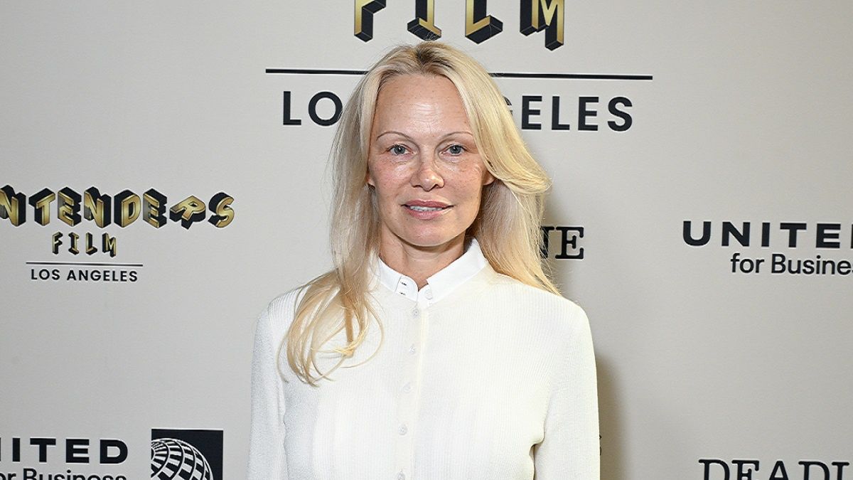 Pamela Anderson ma czerwonym dywanie podczas promowania filmu.