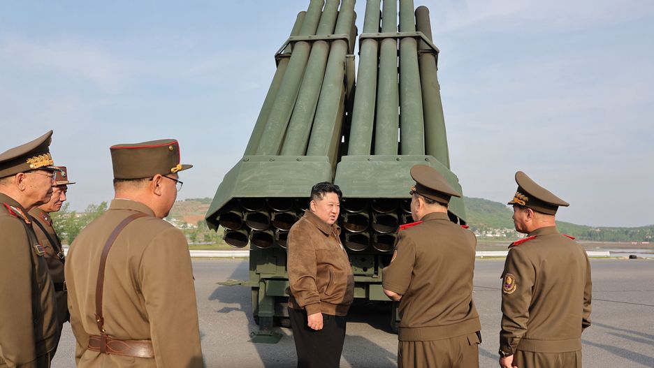 A photo released by the official North Korean Central News Agency (KCNA) shows North Korean leader Kim Jong Un (C) overseeing the test fire of the 240mm multiple rocket launcher system in an undisclosed location in North Korea, 10 May 2024 (issued 11 May 2024). According to KCNA, North Korean leader Kim Jong Un learned about the 240mm multiple rocket launcher system and watched the test-fire of controllable shells for multiple rocket launcher produced at different national defence industrial enterprises on 10 May. EPA/KCNA EDITORIAL USE ONLY EDITORIAL USE ONLY Dostawca: PAP/EPA.