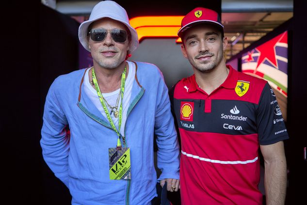 Brad Pitt (po lewej) jest wielkim fanem wyścigów - nie tylko F1, ale też MotoGP