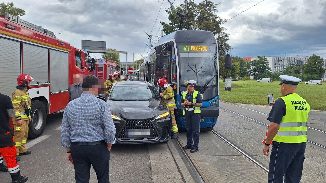 Wypadek tramwaju i osobówki